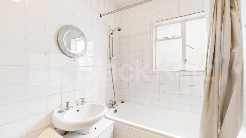 Located close to Turnpike lane Station is this large 3 bedroom property Willoughby Road, Turnpike Lane 